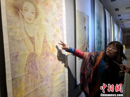 澳门女画家潘锦玲介绍自己的作品 索有为 摄