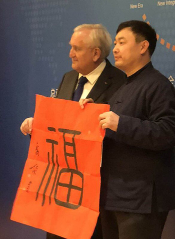 法国领导人访华期间,乔领书法《福》字,作为国礼被拉法兰总理收藏。 法国领导人访华期间,乔领书法《福》字,作为国礼被拉法兰总理收藏。