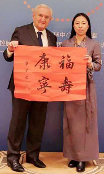 法国领导人访华期间,宁雪君书法《福寿康宁》,作为国礼被拉法兰总理收藏。 法国领导人访华期间,宁雪君书法《福寿康宁》,作为国礼被拉法兰总理收藏。