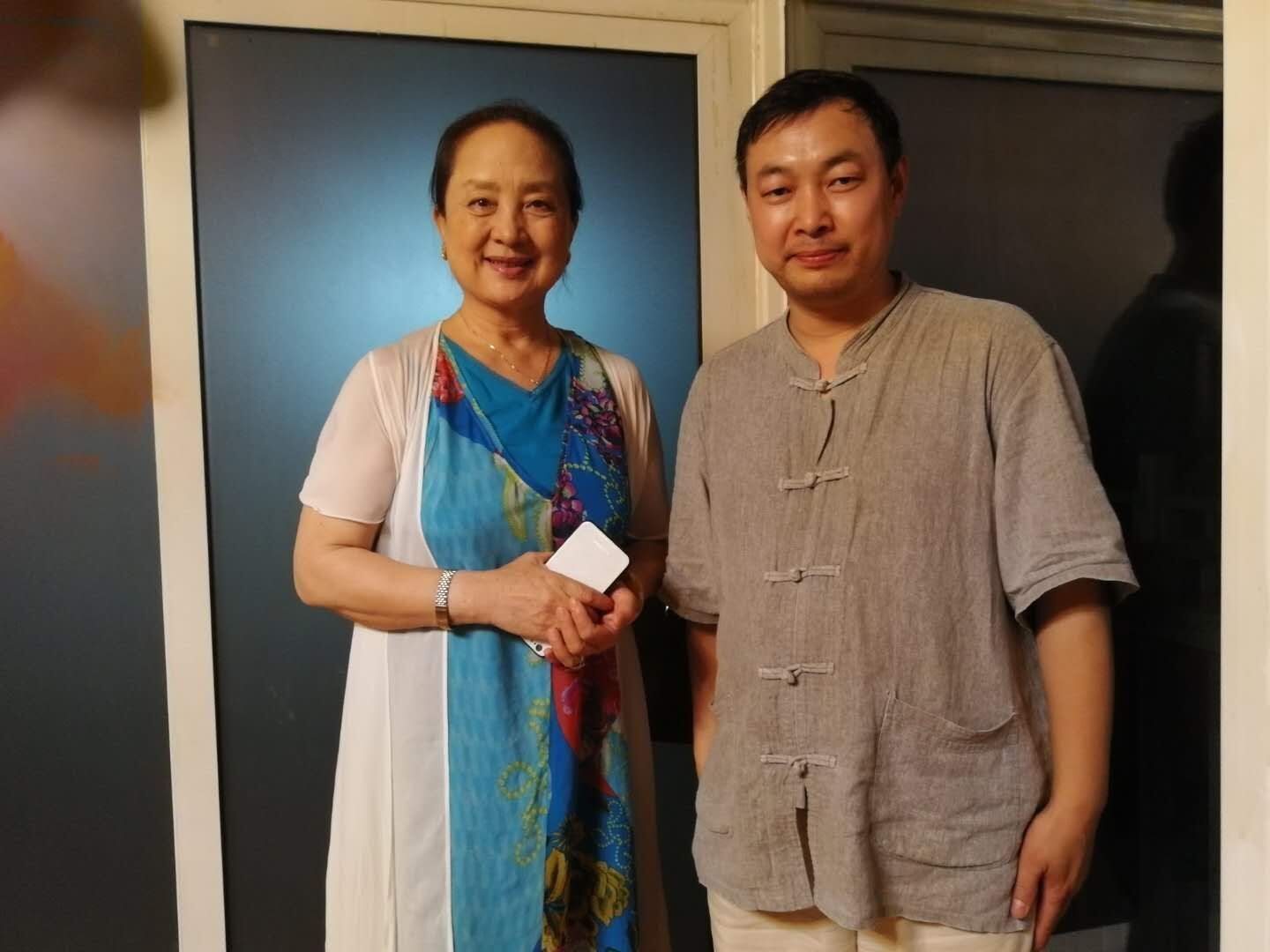 上图,乔领、宁雪君崂山美术馆展览之际,乔领与中国广播电影电视总局美术家协会理事、文化部老艺术家书画社理事、著名表演艺术家张金玲老师。 上图,乔领、宁雪君崂山美术馆展览之际,乔领与中国广播电影电视总局美术家协会理事、文化部老艺术家书画社理事、著名表演艺术家张金玲老师。