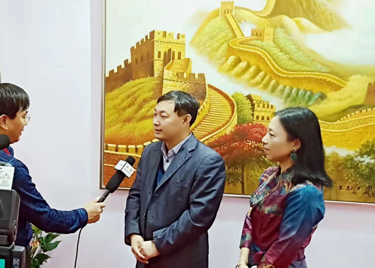 乔领、宁雪君国礼艺术作品展上，接受中央电视台专访