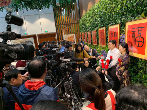 乔领、宁雪君国礼书画展开幕式中，接受众多媒体采访