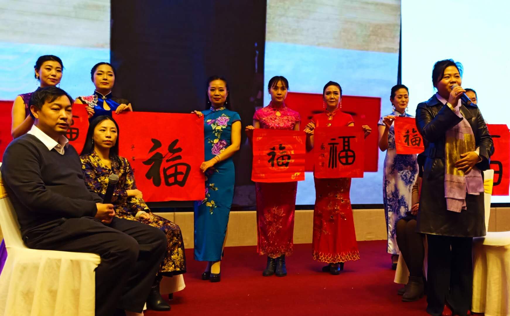 热情好客的湘西苗族同胞,以民族礼仪浓情欢迎著名国礼书画家乔领、宁雪君