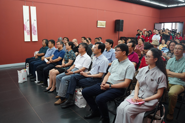 1560914891464183.jpg 画展现场领导嘉宾.JPG