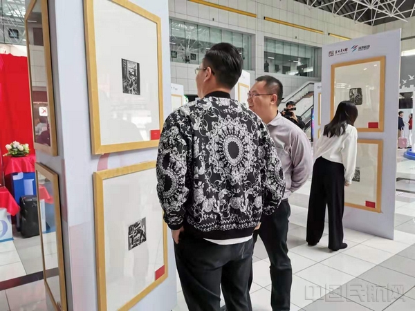 展览引来过往群众、旅客驻足观看.jpg