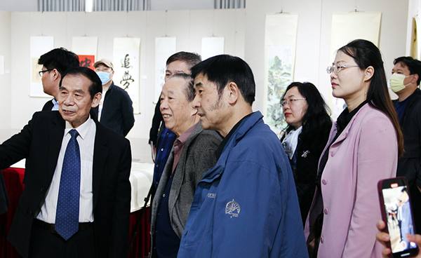 1618823152786315.jpg 陈瑞琪先生向到场嘉宾介绍其作品5.jpg
