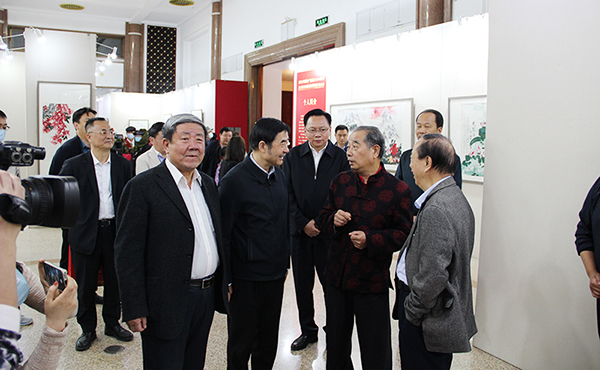 1620707237154983.jpg 肖宗林先生向到场嘉宾介绍其作品.jpg