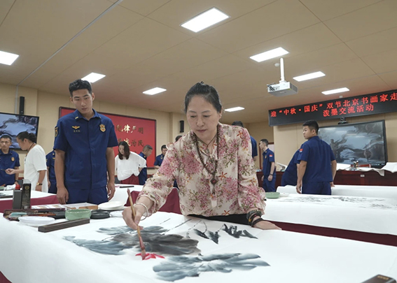 翰墨润警营 丹青颂消防——轨道支队开展中秋国庆书画泼墨交流活动